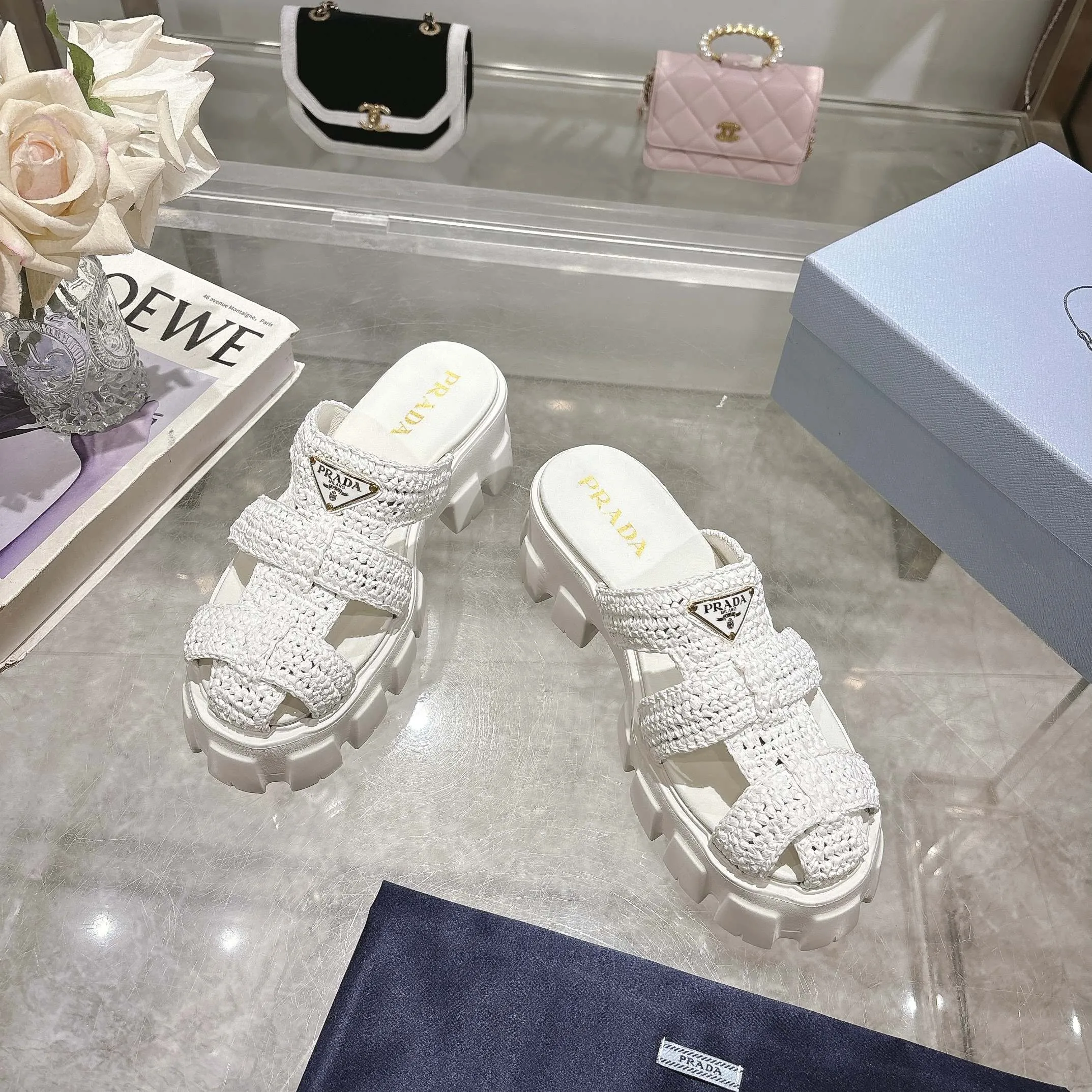 👟👟Ex-factory price 500👟👟 Original eco-friendly PP paper material, high version Prada Prada’s latest pig cage shoes, Roman woven thick-soled rubber slippers, the latest eco-friendly ♻️PP material, high price, fully handmade crochet, just like knitting sweaters, slow work and meticulous work, retro fashionable and avant-garde thick-soled soles with rubber uppers, retro wood grain to meet the various choices of fashionable people of different styles! The iconic metal triangle logo is paired with the shape of ancient beach sandals. Every design element is fashionable! Code number 35-41